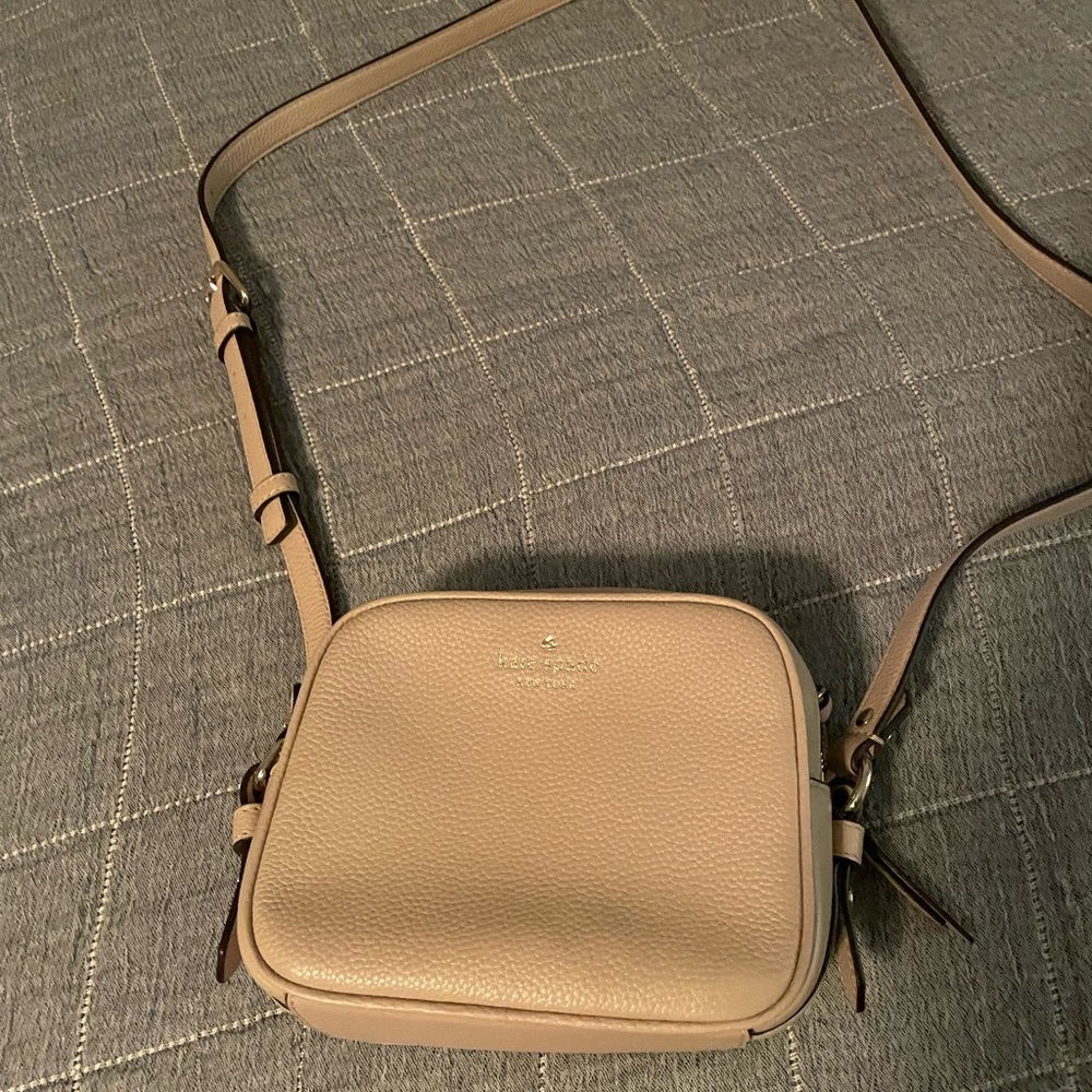 Kate Spade NWOT crossbody. Lots of storage!